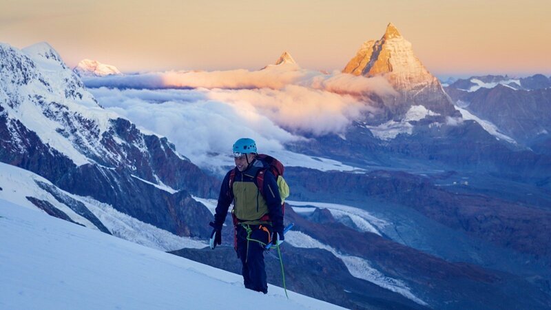 Redaktor Jan Fitze am Aufstieg auf die Dufourspitze. – Bild: SRF