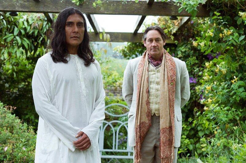 L-R: Umesh Varma (Ramon Tikaram) und Leonard Quinton (Robert Cavanah) – Bild: ORF/​BBC/​Chris Lobina