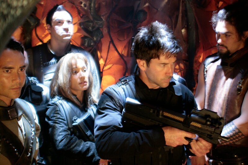 Ronon (Jason Momoa, re.) kann Sheppard (Joe Flanigan, 2ter re.) von einem Schlag gegen die Wraith überzeugen … – Bild: AXN Sci-fi /​ SCI FI Channel