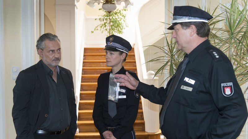 Franzi (Rhea Harder, M.) und Hans (Bruno F. Apitz, r.) suchen den Vater, Lars Paulsen (Rolf Kanies, l.), des verprügelten Jungen auf und konfrontieren ihn mit den Drogen. Paulsen wirft den Polizisten vor, nur von der Anzeige gegen ihren Kollegen Mattes ablenken zu wollen. – Bild: ZDF und Boris Laewen