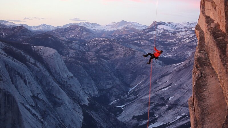 Jimmy Chin klettert an einem Seil. – Bild: National Geographic /​ Jimmy Chin Productions