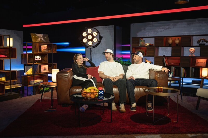 Gast Manuel Lettenbichler (m.) und Hosts Imke Salander und Senad Grosic im Gespräch – Bild: Servus TV / Hannah Nguyen Gast Manuel Lettenbichler (m.) und Hosts Imke Salander und Senad Grosic im Gespräch – Bild: Servus TV / Hannah Nguyen