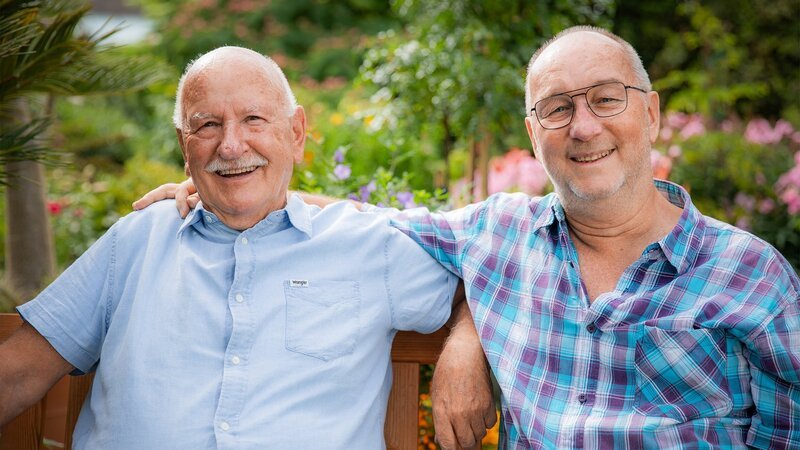 Hinter den Hecken – Ästhetischer Sammlergarten. Viel Verschiedenes auf kleiner Fläche – das ist der Garten von Hanspeter Burkhard und Arnold Wiesmann. – Bild: SRF