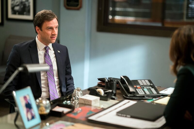 Congressman Luke Bolton (James Waterston) – Bild: RTL /​ NBC Studios /​ Fake News