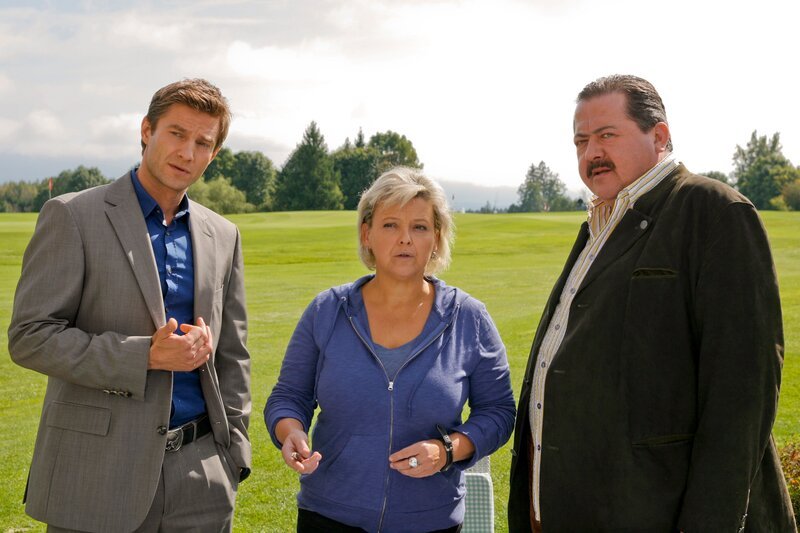 Angela Habach (Andrea Wildner) schildert den Kommissaren Sven Hansen (Igor Jeftic, li.) und Korbinian Hofer (Joseph Hannesschläger) ihre Beobachtungen. – Bild: ORF/​ZDF/​Christian A. Rieger