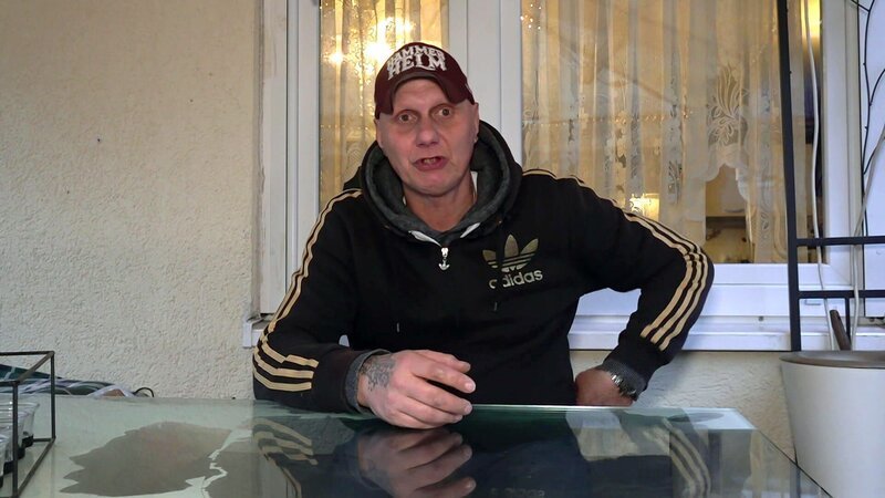 Elvis meidet den Arzt wie der Teufel das Weihwasser. – Bild: RTL Zwei