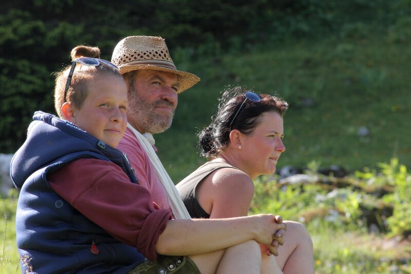 Dani, farmer Rudi and his wife Antonia – Bild: Servus TV