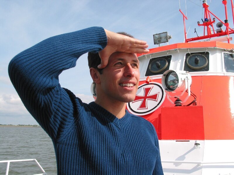 Willi auf dem Seenot-Rettungskreuzer „Hans Hackmack“. An Bord werden regelmäßig Rettungseinsätze trainiert. – Bild: BR/​megaherz