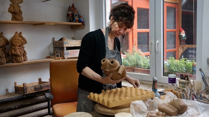 Helma Ortmann hat die traditionelle Manufaktur für Gartenzwerge übernommen. – Bild: SWR/​Eikon Media GmbH/​Luca Ullric