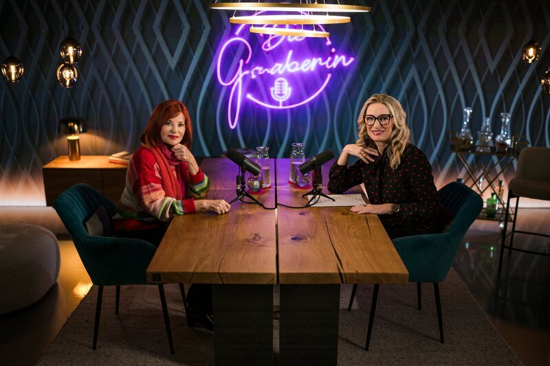Monika Gruber (r.) und Gerti Senger posieren für ein Foto. – Bild: ServusTV /​ Sebastian Marko