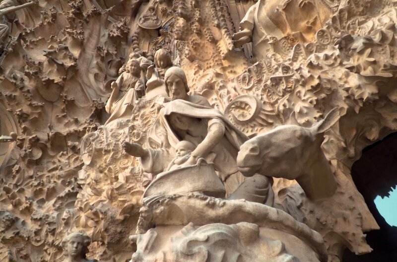 Als der Architekt Antoni Gaudí im Jahr 1926 verstarb, war von der Sagrada Família lediglich die „Geburtsfassade“ fertiggestellt. – Bild: Gedeon Programmes