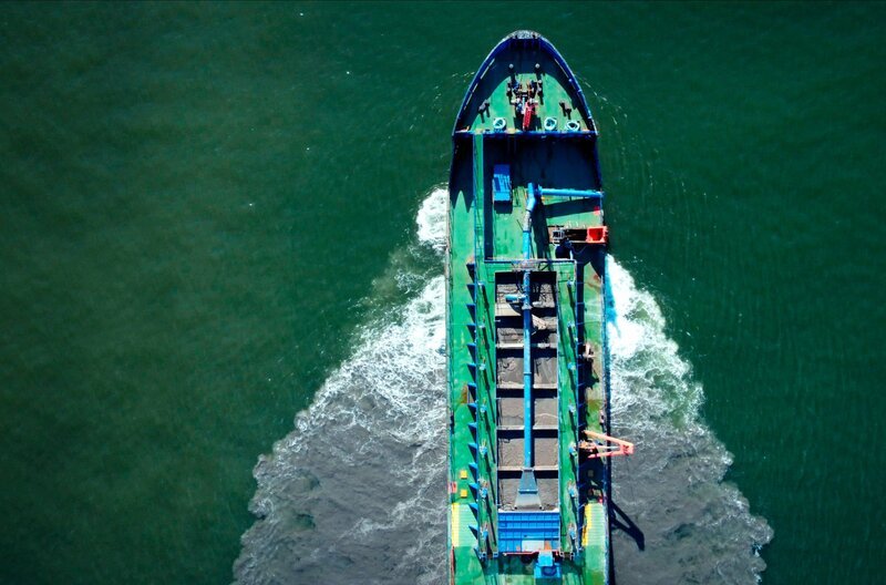 Das Baggerschiff „UKD Orca“ bei umfangreichen Arbeiten an der Mündung des Flusses Tees: Ein Freihafen soll entstehen und viele Arbeitsplätze sind versprochen. – Bild: SWR/​Jeanie Finlay