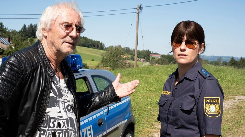 Hartmut (Günther Maria Halmer, li.) weiß nichts von dem Leben seiner Tochter Tinka (Isabell Polak, re.). – Bild: ARD Degeto/​Kerstin Stelter