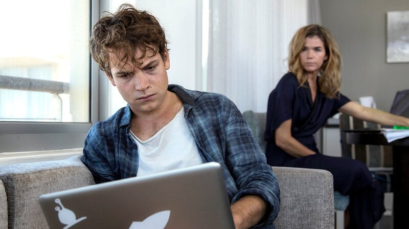 Wo ist Paul Holthaus? Karin (Anke Engelke) und Max (Leonard Scheicher) suchen nach einer Spur. – Bild: ZDF and ARD Degeto/​Wiedemann & Berg/​Anika Molnár