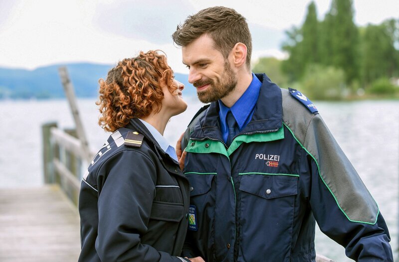 Julia Demmler (Wendy Güntensperger, l.) und Wachtmeister Stähli (Reto Stalder, r.) kommen sich bei den grenzüberschreitenden Ermittlungen näher. – Bild: ORF/​Bavaria/​ARD/​SWR/​Laurent Trümper