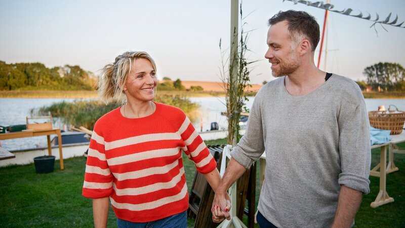 Freuen sich auf die Hochzeit: Tanja Wedhorn als Nora Kaminski, Bernhard Piesk als Max Jensen – Bild: SRFARD Degeto Film/​Arnim Thomaß