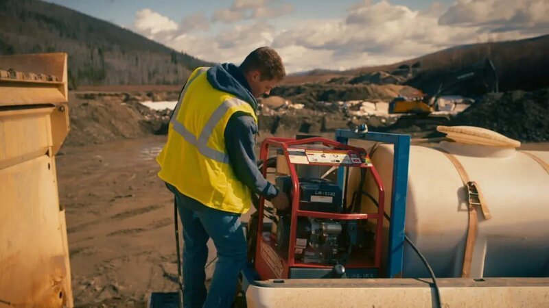 Crew member inspecting mechanical functions. – Bild: DMAX