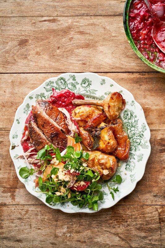 Knusprige Ente mit Pflaumensauce. – Bild: ORF/​Fremantle/​Jamie Oliver Enterprises Ltd./​Chris Terry