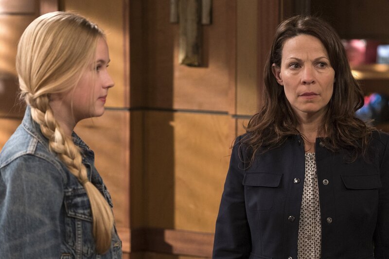 Gezeichnet von den grausamen Taten des Johnny D: Ariel (Danika Yarosh, l.) und Lili (Martha Thornhill, r.). – Bild: NBC /​ Michael Parmelee /​ NBCUniversal Media, LLC