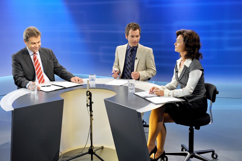 Im Bild (v.li.): Stefan Fleming (Georg Plattner), Martin Ganster (Moderator), Katharina Stemberger (Andrea Plattner). – Bild: ORF/​Hubert Mi