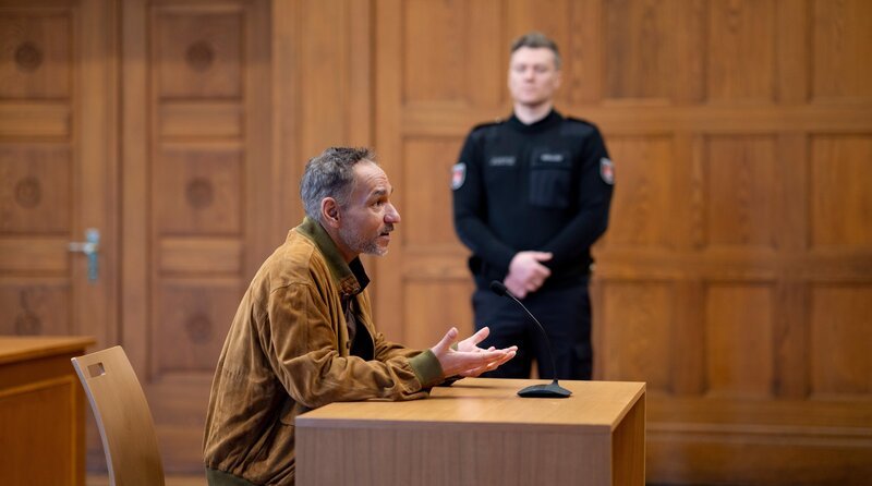 Der syrische Geheimdienstmitarbeiter Achmed Masalma (Raschid Daniel Sigdi vorne. mit Josef Heynert, hinten.) wurde in Hamburg wiedererkannt und von einem seiner Opfer überwältigt. Jetzt sagt er vor Gericht aus. – Bild: ARD/​Georges Pauly
