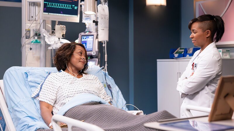 Spezielle Bekanntschaft: Ptosha Sotrey als Regina Evans, Alexis Floyd als Dr. Simone Griffith – Bild: SRF/​Disney