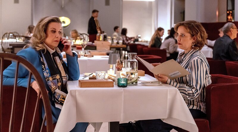 Sarah Marquardt (Alexa Maria Surholt, li.) und Gesundheitsdezernentin Antonia Meiler (Muriel Baumeister, re.) sind zum Abendessen verabredet; Dr. Kaminski ruft dringend um Hilfe. – Bild: MDR/​Saxonia Media/​Carolin Reschk /​ MDR/​HA Kommunikation