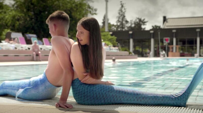 Latia (15) und Erik (16) sind seit fünf Jahren befreundet und haben ein gemeinsames Hobby, das ganz schön außergewöhnlich ist: Mermaiding. – Bild: SWR
