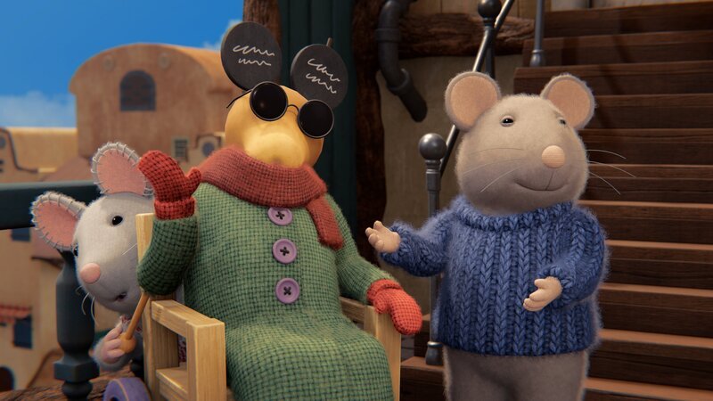 Julia (l.) und Sam (r.) möchten nicht, dass Sams Vater aus dem Kürbis (M.) zum Mittagessen eine Suppe kocht. Sie haben den Kürbis, den sie Leon genannt haben, deshalb als Maus verkleidet und stellen ihn dem Vater als neuen Freund vor. – Bild: Cielo Films – Caribara Production /​ ZDF