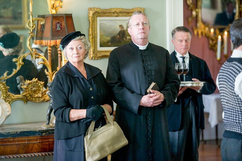 CAST: Sorcha Cusack as Mrs McCarthy, Mark Williams as Father Brown. – Bild: ORF/​BBC/​Chris Lobina