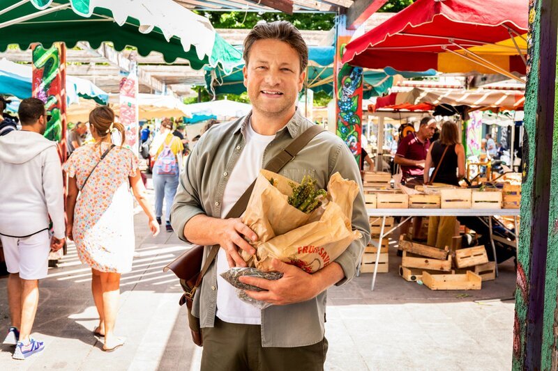 Jamie Oliver auf dem Bauernmarkt. – Bild: ORF/​Fremantle/​Jamie Oliver Enterprises Ltd/​Edwige Lamy