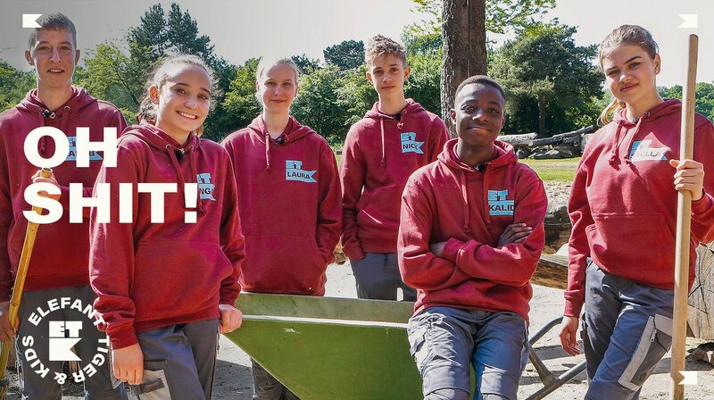 Gleich am ersten Tag geht es für Laura, Stella, Inga, Kalid, Jakob und Nick (v.l.n.r.) gleich richtig los: Die komplette Afrika-Savanne muss von Tierkacke befreit und das Futter ausgebracht werden. – Bild: MDR/​Cine Impuls Leipzig GmbH