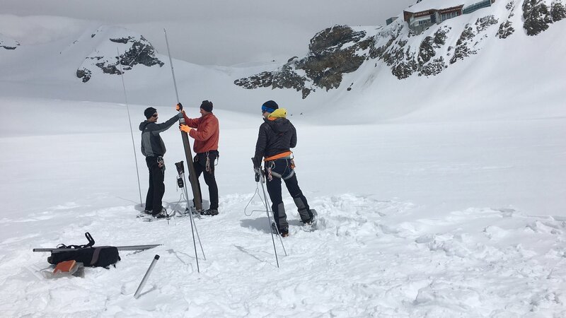 Forschende nehmen die Entwicklungen des Aletschgletschers genau unter die Lupe um daraus Schlüsse über den Trinkwasserkreislauf der Alpen zu ziehen. – Bild: SRF/​ifage
