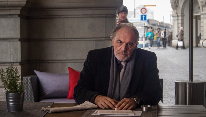 Die Enthüllungen setzen Thomas Borchert (Christian Kohlund) stark zu. Der investigative Journalist Max Friedländer (Dominik Weber, hinten) beobachtet ihn. – Bild: ARD Degeto/​Graf Film/​Nicolay Gutscher