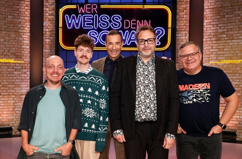 Moderator Kai Pflaume (M.) und seine Rateteam-Kapitäne Bernhard Hoëcker (l.) und Elton (r.) begrüßen in dieser Sendung den österreichischen Kabarettist Benedikt Mitmannsgruber (2.v.l.) und den Comedian Paul Panzer (2.v.r.). – Bild: ARD/​Morris Mac Matzen