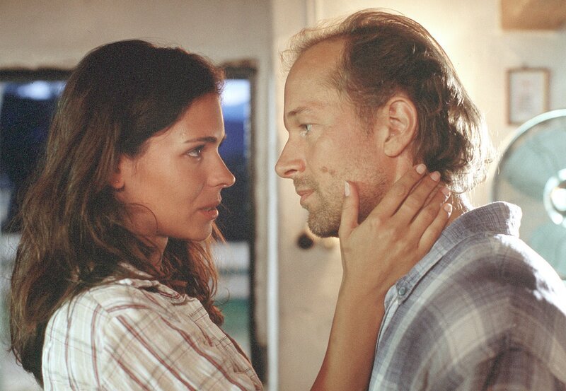 Steffi (Katja Woywood) und Paul (Jochen Horst) haben sich ernsthaft ineinander verliebt. – Bild: SWR/​Degeto/​Marco-Orlando Pichler