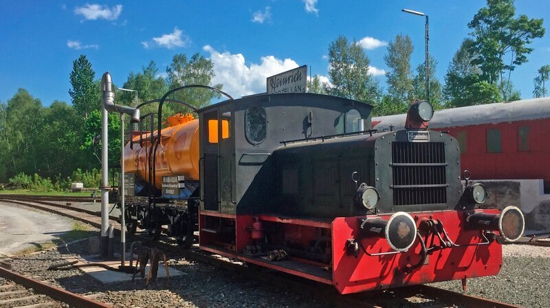 Der „Hinrich-Bockerl“ ist eine der Fabrik-Loks der Porzellanindustrien der Selber Gegend.  Er begründetet die Sammlung des Modell- und  Eisenbahnclubs Selb-Rehau. – Bild: SWR/​Susanne Mayer-Hagmann