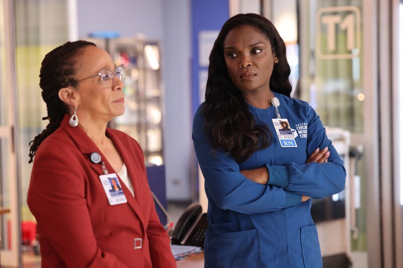 Chicago Med Staffel 10 Folge 14 Sie beobachten den ungebetenen Besucher: S. Epatha Merkerson Sharon Goodwin, Marlyne Barrett als Maggie Lockwood – Bild: SRF /​ NBC Universal /​ NBCUniversal Media, LLC