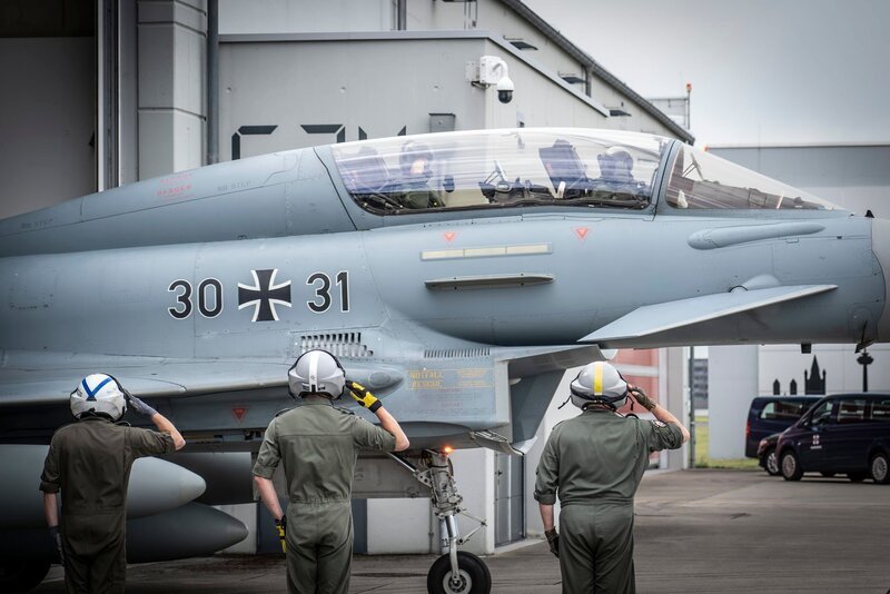 Henning Baum (im Jet, hinten) – Bild: RTL /​ Thorsten Weber/​Luftwaffe