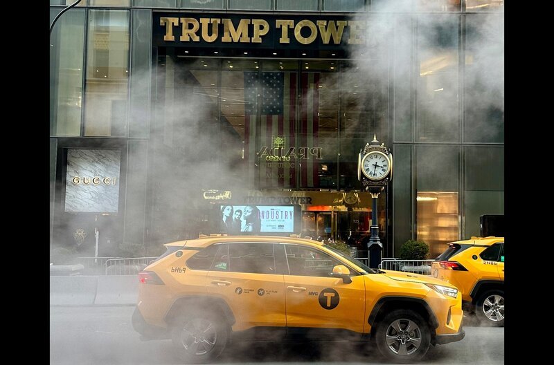 Trump Tower in New York City: US-Präsident Donald Trump war vor seiner Präsidentschaft ein erfolgreicher Unternehmer und gelangte auf diese Weise an Macht und Einfluss. – Bild: BR /​ Frederik Walker