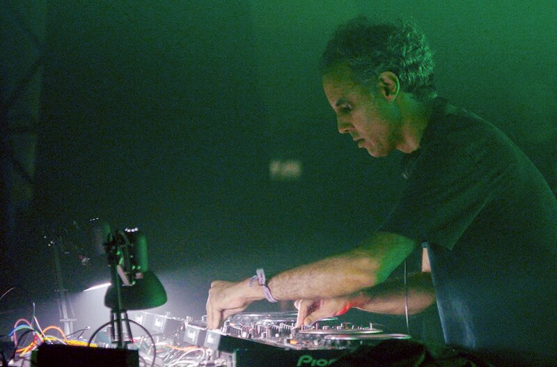 Four Tet ist einer der produktivsten Elektro-Acts der Welt und seit Ende der 1990er Jahre ein wandlungsfähiger Klangzauberer, der mit jedem Schritt die Dance-Musik-Landschaft neu definiert. – Bild: klangmalerei.tv