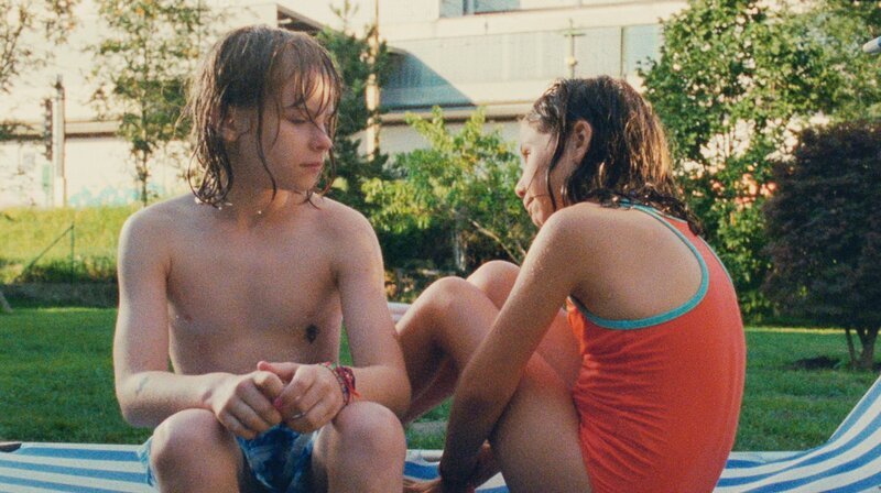 Emil (Yannick Laux) tröstet Noa (Lara Cocron). Die einfühlsame Darstellung der ersten zaghaften Schritte eines Mädchens ins Jugendalter gewann den Österreich Wettbewerb bei den „Vienna Shorts“ 2025. – Bild: SWR/​Filmakademie Baden-Württemberg