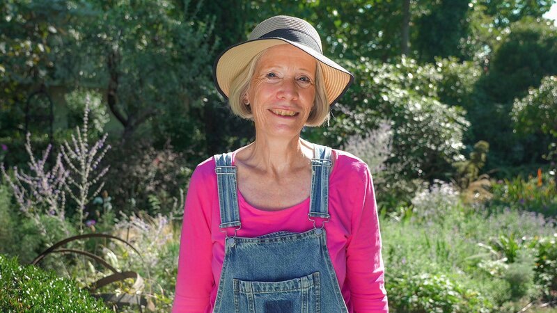 Hinter den Hecken Garten in 2. Generation Staffel 7 Folge 10 Susanne Loosers Mutter Gertrud Bölsterli hat in den 70er-Jahren in Windisch AG einen Cottage Garden erschaffen. Nach ihrem Tod übernahm Susanne Looser den Garten. – Bild: SRF