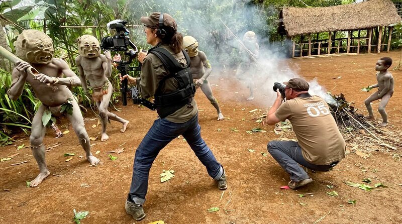 Das Kamerateam in Action beim Tanz der Asaro Mudmen. – Bild: NDR/tele aviv productions ltd Das Kamerateam in Action beim Tanz der Asaro Mudmen. – Bild: NDR/tele aviv productions ltd