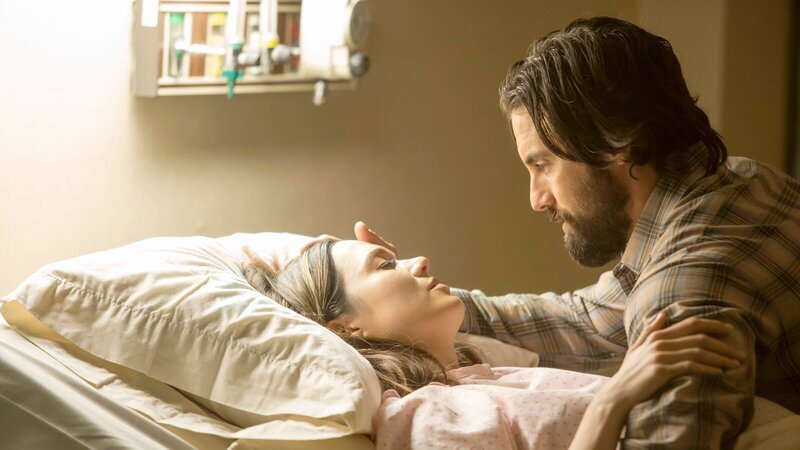 Rebecca (Mandy Moore, l.) steht kurz vor der Geburt ihrer Drillinge und wird liebevoll von ihrem Ehemann Jack (Milo Ventimiglia) unterstützt. Noch ahnen beide nicht, welche Herausforderungen auf sie zukommen werden. – Bild: ZDF