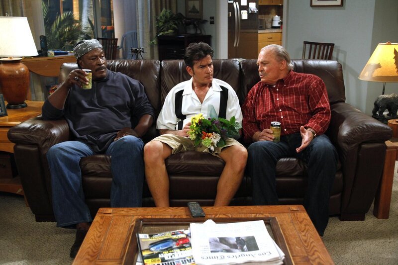 Charlie (Charlie Sheen, M.) weiß nicht mehr weiter und sucht sich Rat bei Chelseas Vater Tom (Stacy Keach, r.) und dessen Lebensgefährten Ed (John Amos, l.) …. – Bild: © Warner Brothers