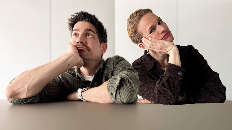 Einstein Moderationsduo Kathrin Hönegger (r.) und Tobias Müller (l.) schauen sehr gelangweilt. – Bild: SRF