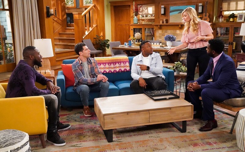 (v.l.n.r.) Malcolm Butler (Sheaun McKinney); Dave Johnson (Max Greenfield); Marty Butler (Marcel Spears); Gemma Johnson (Beth Behrs); Parker (Warren Burke) – Bild: CBS Broadcasting Inc. /​ Monty Brinton