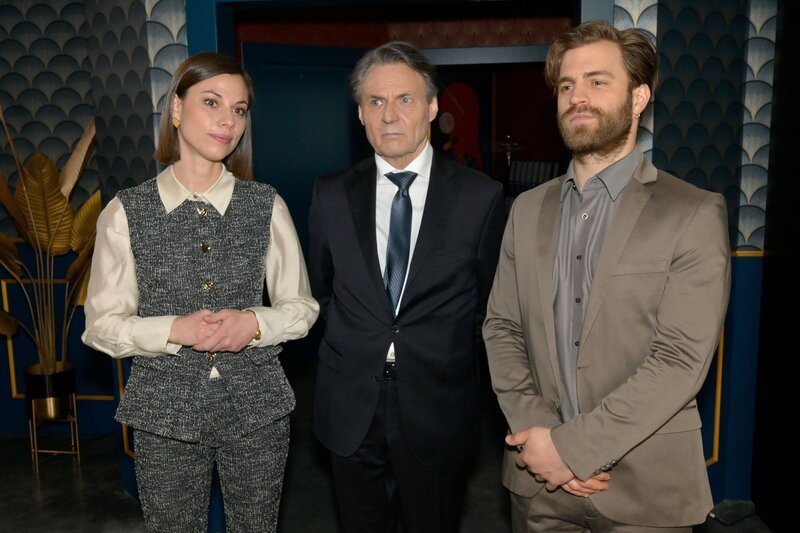 Matilda (Anna-Katharina Fecher), Gerner (Wolfgang Bahro) und Julian (Onno Buß) hoffen, dass die Pressekonferenz für die Gerner Group ein Erfolg wird. – Bild: RTL