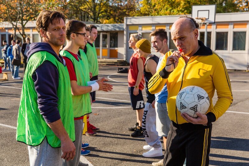 Fußballspiel auf dem Schulhof: Stefans (Hendrik Duryn, l.) Team spielt gegen die Mannschaft von Direktor Rose (Uli Gebauer, r.). – Bild: RTL /​ Frank Dicks /​ Sony Pictures FFP